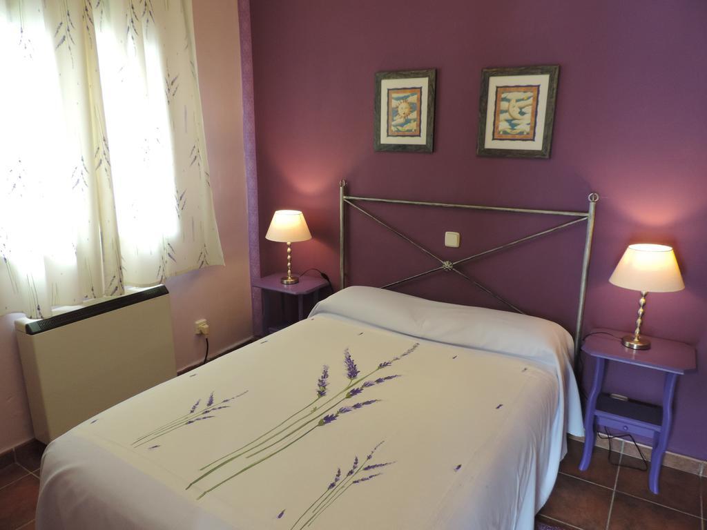 Las Casitas De La Poza Guest House Gargantilla del Lozoya Exterior photo