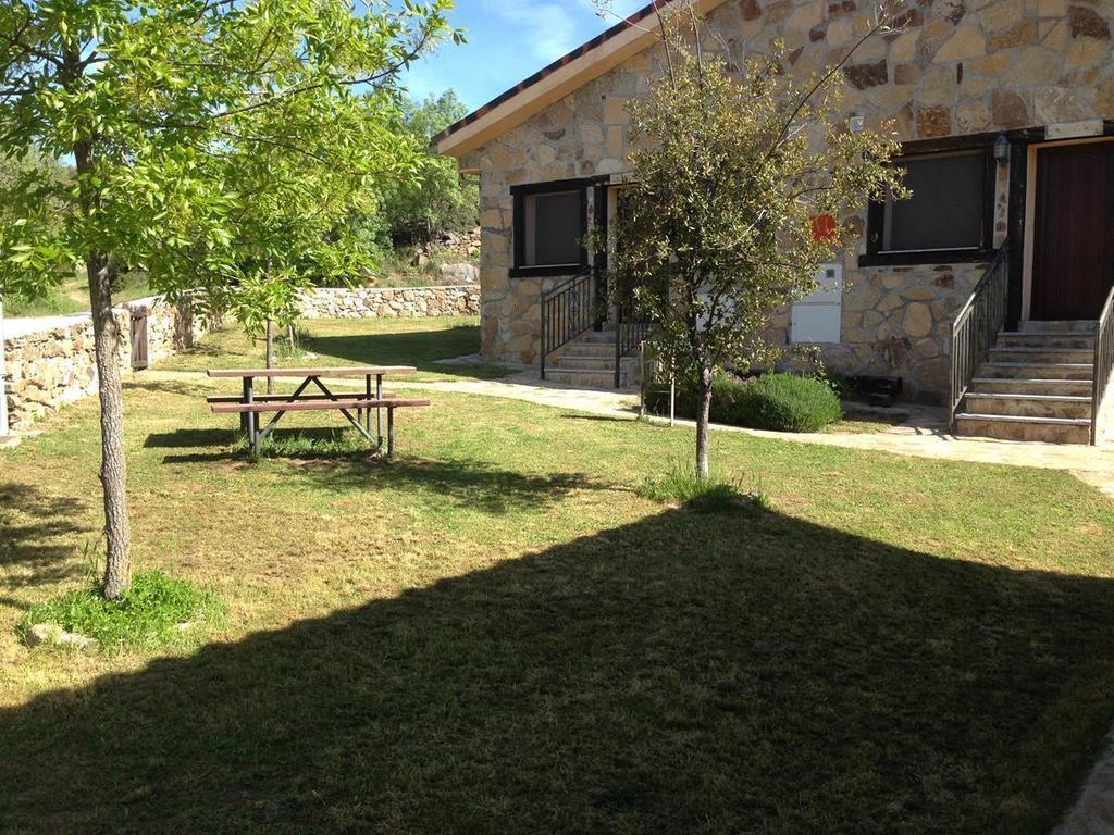 Las Casitas De La Poza Guest House Gargantilla del Lozoya Exterior photo
