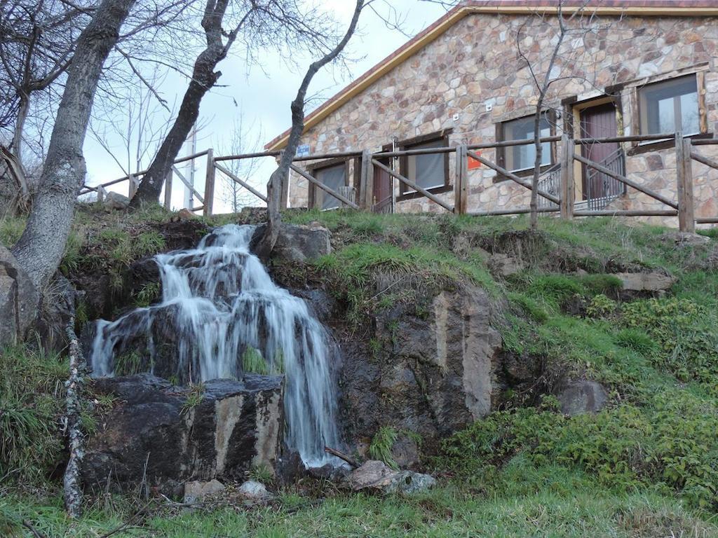 Las Casitas De La Poza Guest House Gargantilla del Lozoya Exterior photo