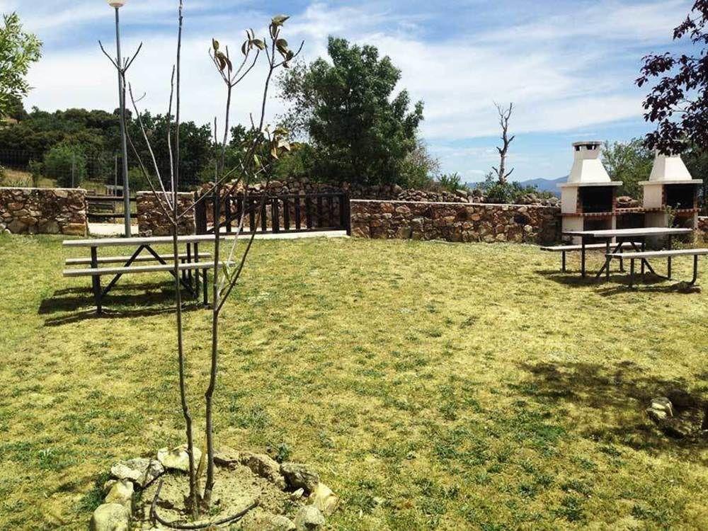 Las Casitas De La Poza Guest House Gargantilla del Lozoya Exterior photo