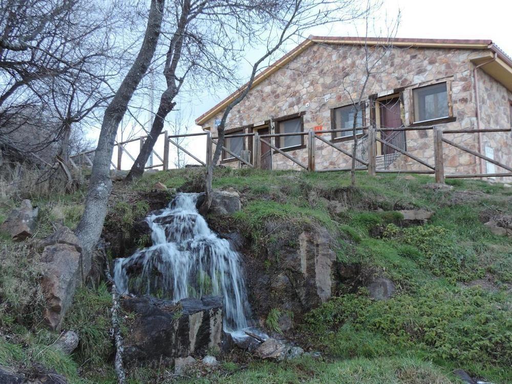 Las Casitas De La Poza Guest House Gargantilla del Lozoya Exterior photo